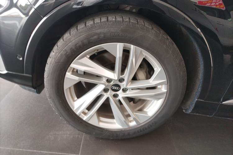 Used Audi Q7 2023 45 TFSI quattro S line Sport model Left Front Wheel Hub