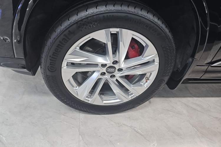 Used Audi Q7 2023 45 TFSI quattro S line Sport model Left Front Wheel Hub