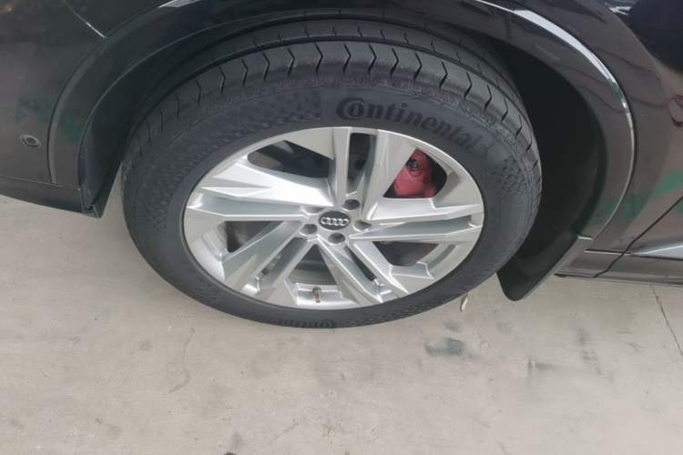 Used Audi Q7 2023 45 TFSI quattro S line Sport model Left Front Wheel Hub