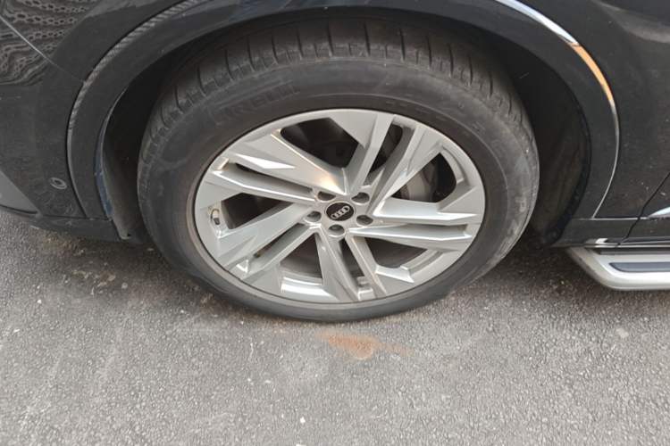 Used Audi Q7 2023 45 TFSI quattro S line Sport model Left Front Wheel Hub