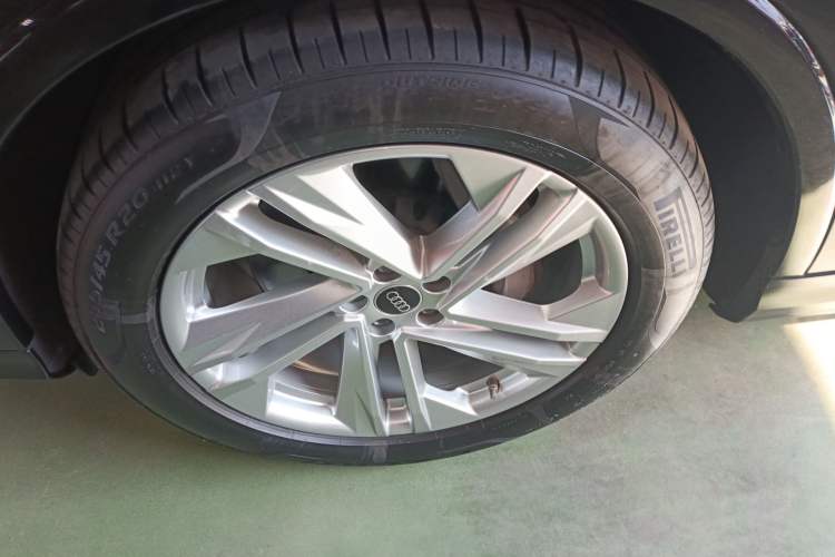 Used Audi Q7 2023 45 TFSI quattro S line Sport model Left Front Wheel Hub