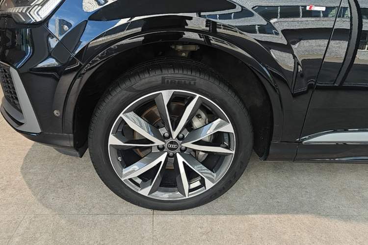 Used Audi Q7 2023 55 TFSI quattro S line Sport Edition Left Front Wheel Hub