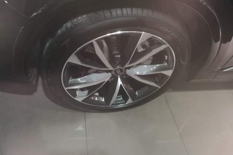 Used Audi Q7 2023 55 TFSI quattro S line Sport Edition Left Front Wheel Hub