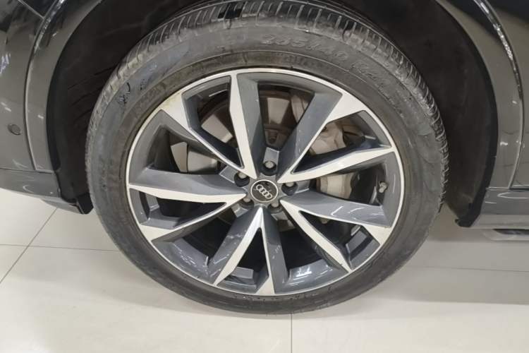 Used Audi Q7 2023 55 TFSI quattro S line Sport Edition Left Front Wheel Hub
