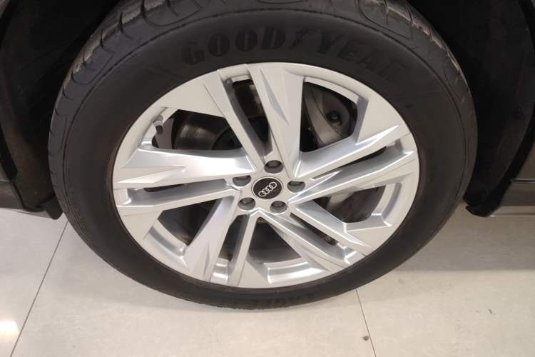 Used Audi Q7 2023 45 TFSI quattro S line Sport model Left Front Wheel Hub