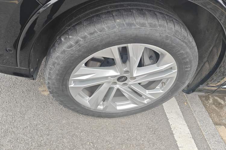 Used Audi Q7 2023 45 TFSI quattro S line Sport model Left Front Wheel Hub