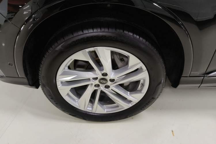 Used Audi Q7 2023 45 TFSI quattro S line Sport model Left Front Wheel Hub