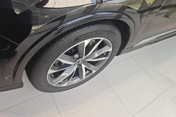 Used Audi Q7 2023 55 TFSI quattro S line Sport Edition Left Front Wheel Hub