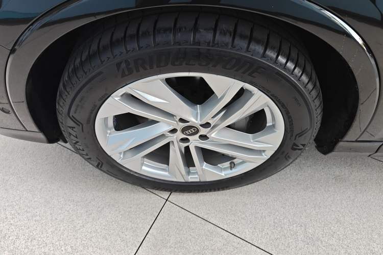 Used Audi Q7 2023 45 TFSI quattro S line Sport model Left Front Wheel Hub