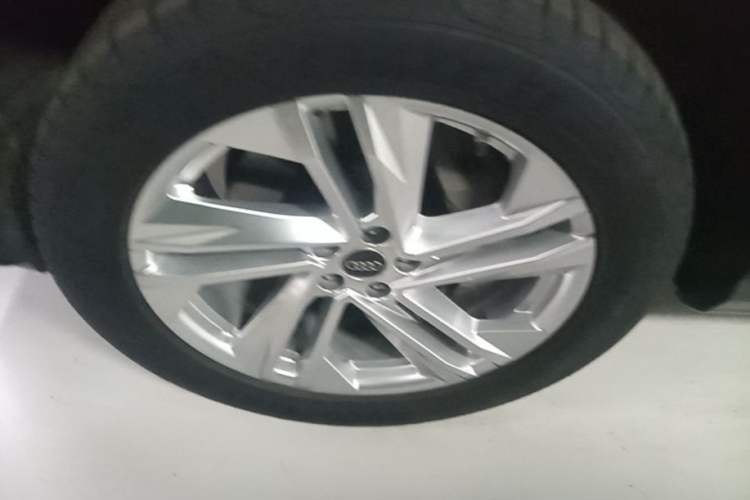 Used Audi Q7 2023 45 TFSI quattro S line Sport model Left Front Wheel Hub