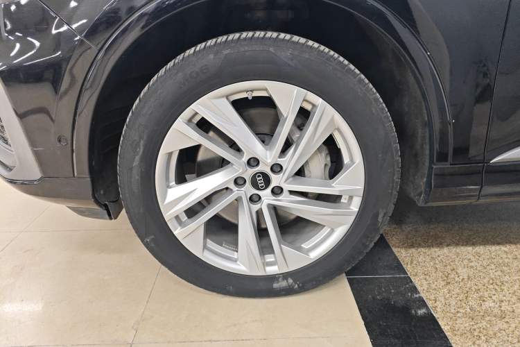 Used Audi Q7 2023 45 TFSI quattro S line Sport model Left Front Wheel Hub