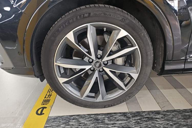 Used Audi Q7 2023 55 TFSI quattro S line Sport Edition Left Front Wheel Hub