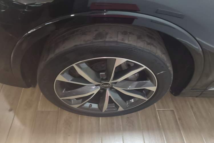 Used Audi Q7 2023 55 TFSI quattro S line Sport Edition Left Front Wheel Hub