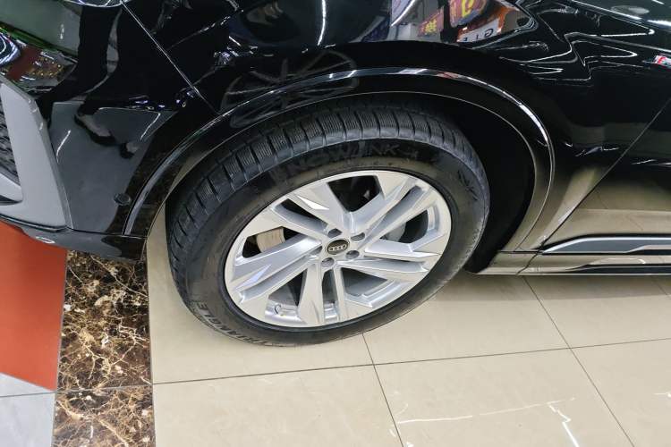 Used Audi Q7 2023 45 TFSI quattro S line Sport model Left Front Wheel Hub