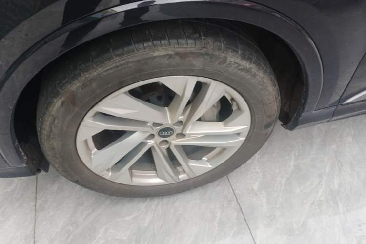 Used Audi Q7 2023 45 TFSI quattro S line Sport model Left Front Wheel Hub