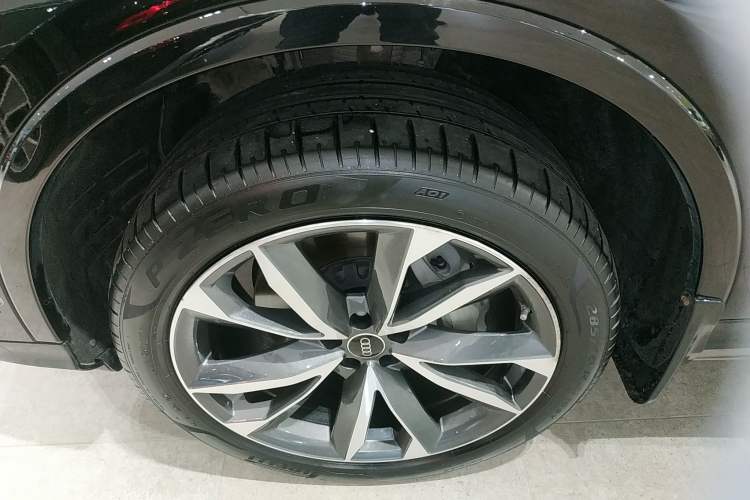 Used Audi Q7 2023 55 TFSI quattro S line Sport Edition Left Front Wheel Hub