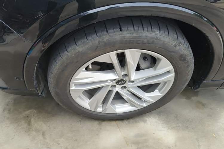 Used Audi Q7 2023 45 TFSI quattro S line Sport model Left Front Wheel Hub