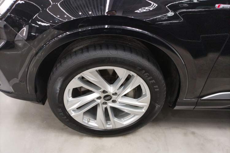 Used Audi Q7 2023 45 TFSI quattro S line Sport model Left Front Wheel Hub