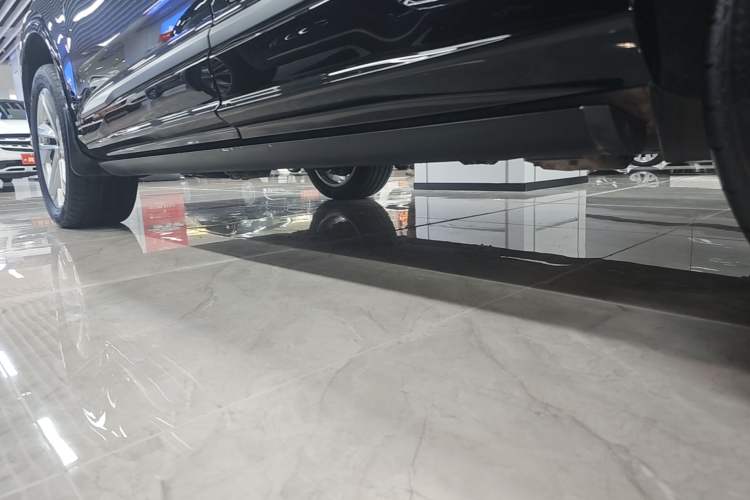 Used Audi Q7 2023 45 TFSI quattro S line Sport model Left Side Sill