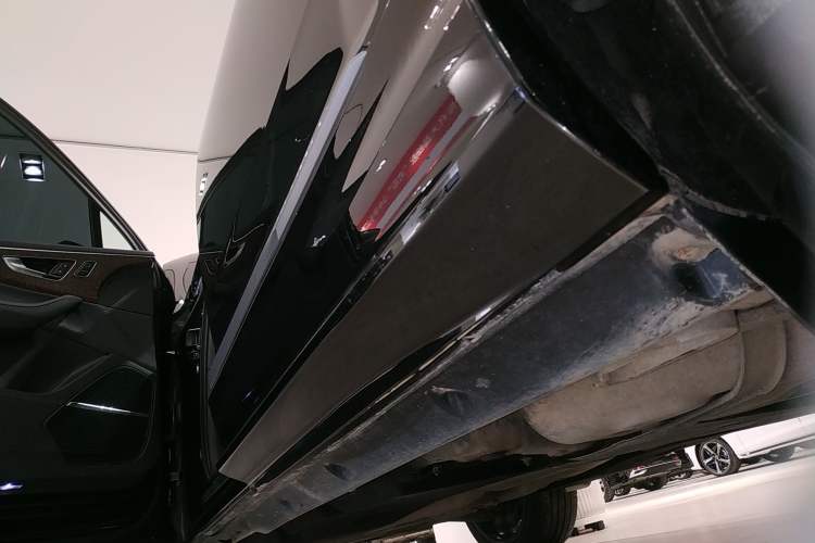 Used Audi Q7 2023 55 TFSI quattro S line Sport Edition Left Side Sill