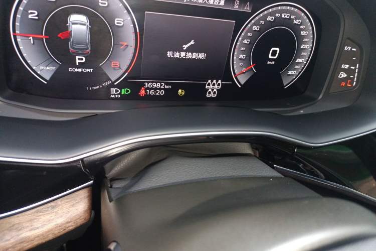 Used Audi Q7 2023 55 TFSI quattro S line Sport Edition Odometer Close Up