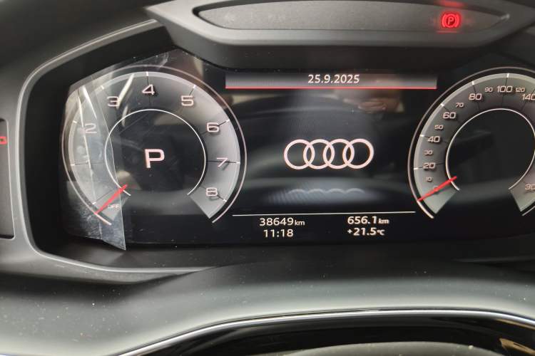 Used Audi Q7 2023 55 TFSI quattro S Prestige Edition Odometer Close Up