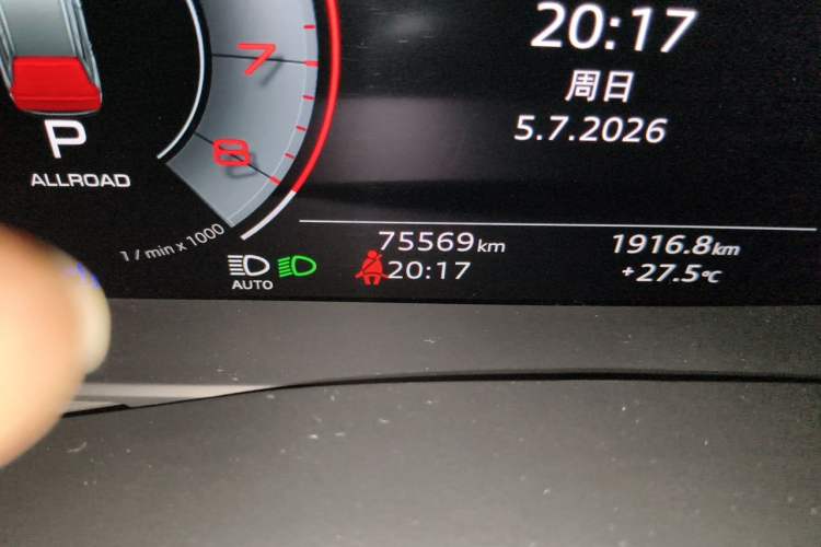 Used Audi Q7 2023 55 TFSI quattro S line Sport Edition Odometer Close Up