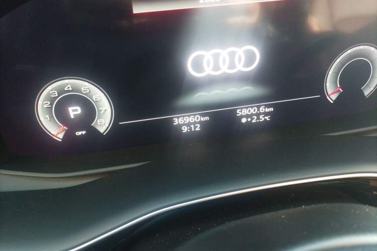 Used Audi Q7 2023 55 TFSI quattro S line Sport Edition Odometer Close Up