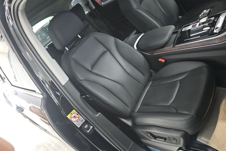Used Audi Q7 2023 45 TFSI quattro S line Sport model Right Front Seat
