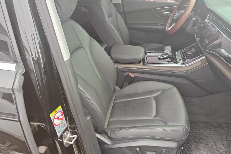 Used Audi Q7 2023 45 TFSI quattro S line Sport model Right Front Seat