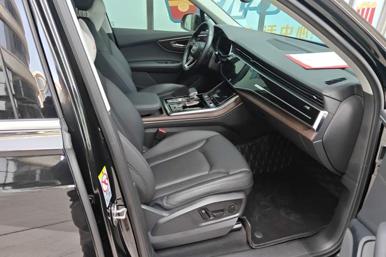 Used Audi Q7 2023 45 TFSI quattro S line Sport model Right Front Seat