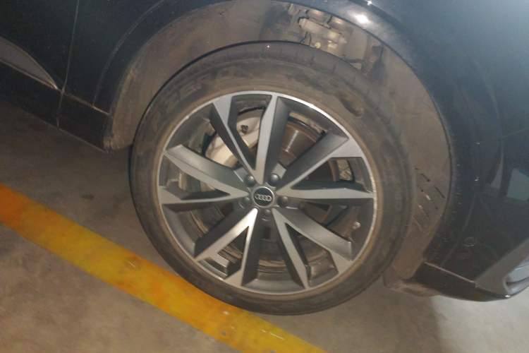 Used Audi Q7 2023 55 TFSI quattro S line Sport Edition Right Front Wheel Hub