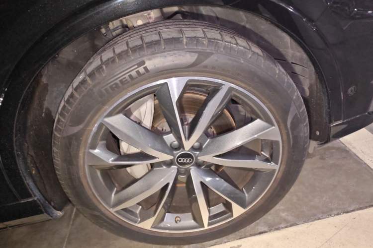 Used Audi Q7 2023 55 TFSI quattro S line Sport Edition Right Front Wheel Hub