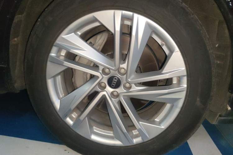 Used Audi Q7 2023 45 TFSI quattro S line Sport model Right Front Wheel Hub