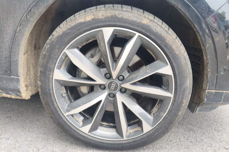 Used Audi Q7 2023 55 TFSI quattro S line Sport Edition Right Front Wheel Hub