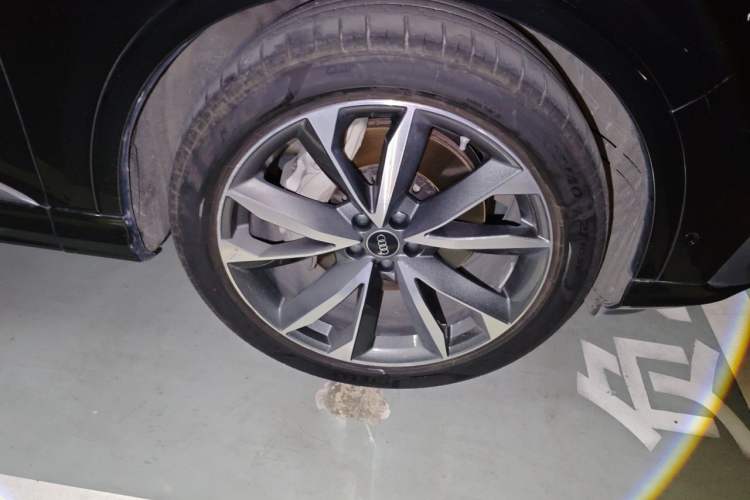 Used Audi Q7 2023 55 TFSI quattro S line Sport Edition Right Front Wheel Hub