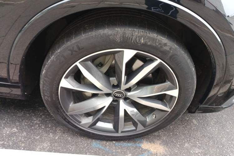 Used Audi Q7 2023 55 TFSI quattro S line Sport Edition Right Front Wheel Hub