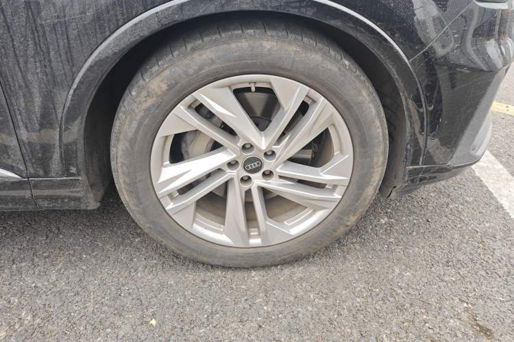 Used Audi Q7 2023 45 TFSI quattro S line Sport model Right Front Wheel Hub