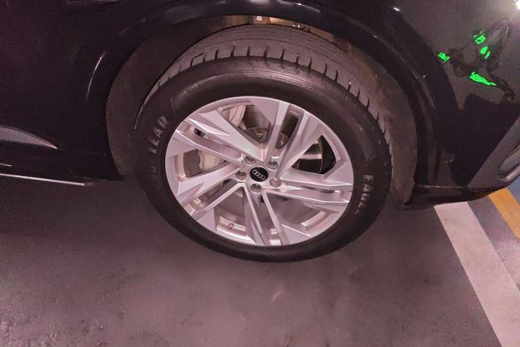 Used Audi Q7 2023 45 TFSI quattro S line Sport model Right Front Wheel Hub