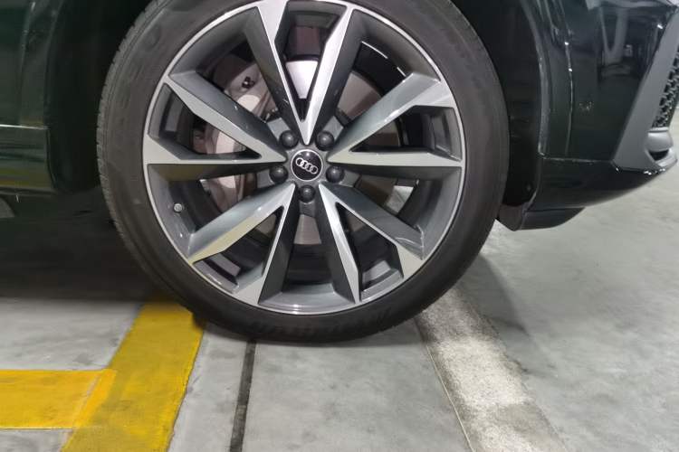 Used Audi Q7 2023 55 TFSI quattro S line Sport Edition Right Front Wheel Hub