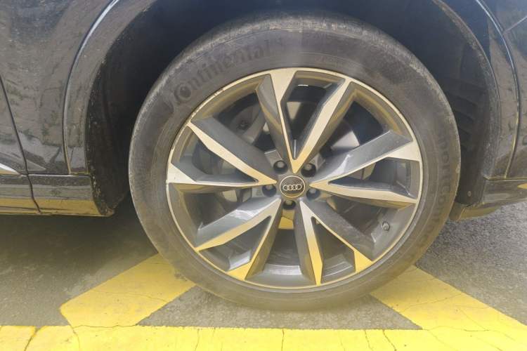 Used Audi Q7 2023 55 TFSI quattro S line Sport Edition Right Front Wheel Hub
