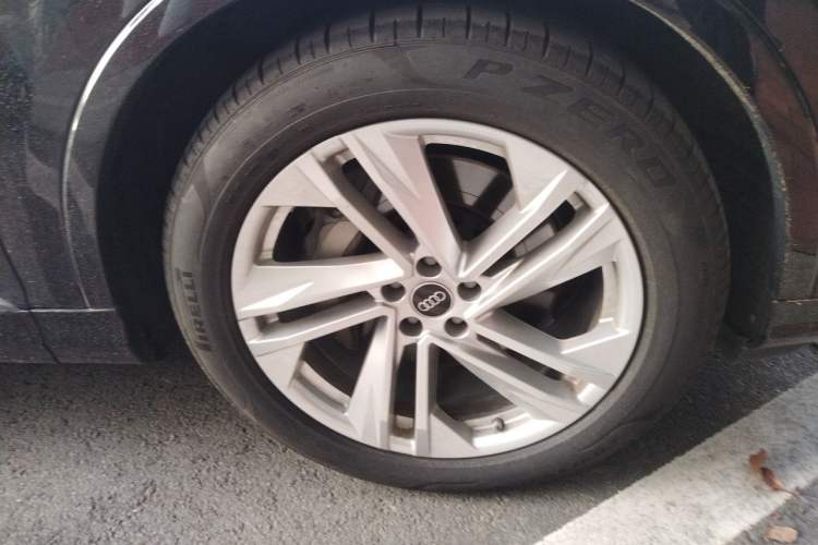 Used Audi Q7 2023 45 TFSI quattro S line Sport model Right Front Wheel Hub