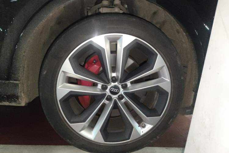 Used Audi Q7 2023 55 TFSI quattro S Prestige Edition Right Front Wheel Hub