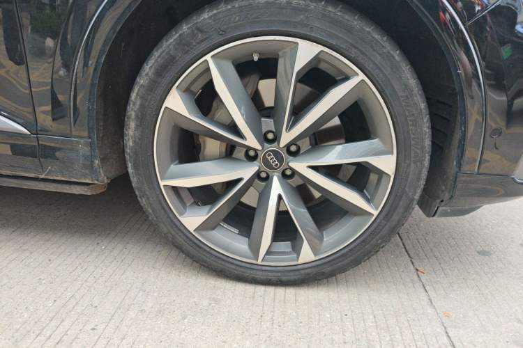 Used Audi Q7 2023 55 TFSI quattro S line Sport Edition Right Front Wheel Hub