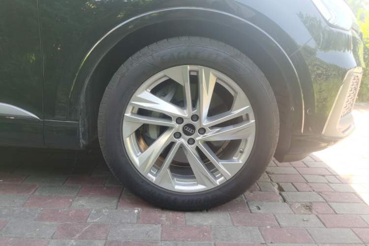 Used Audi Q7 2023 45 TFSI quattro S line Sport model Right Front Wheel Hub