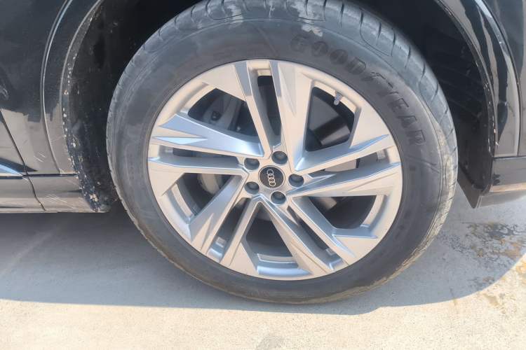 Used Audi Q7 2023 45 TFSI quattro S line Sport model Right Front Wheel Hub