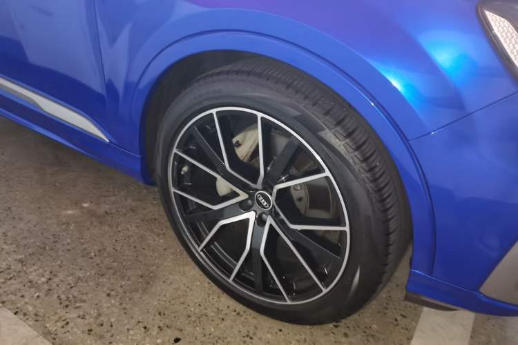 Used Audi Q7 2023 45 TFSI quattro S line Sport model Right Front Wheel Hub