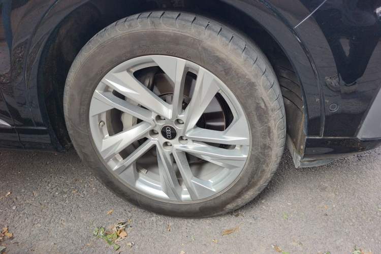 Used Audi Q7 2023 45 TFSI quattro S line Sport model Right Front Wheel Hub