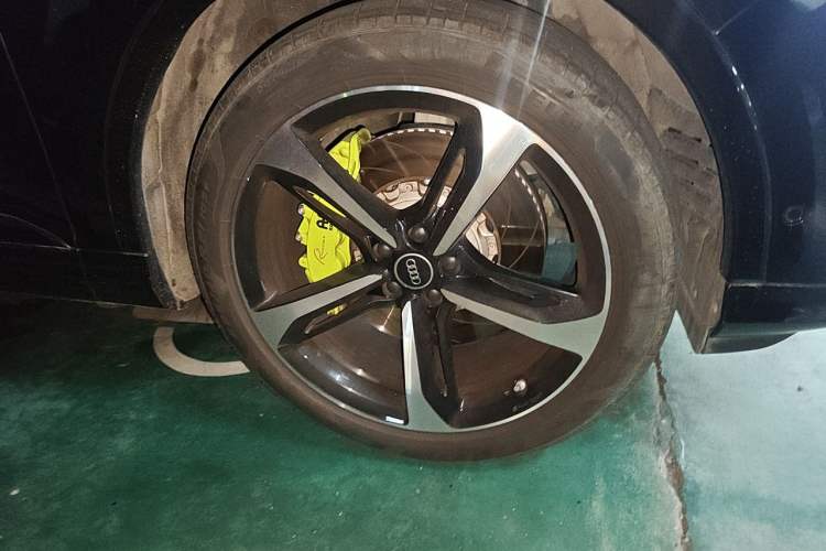Used Audi Q7 2023 55 TFSI quattro S line Sport Edition Right Front Wheel Hub