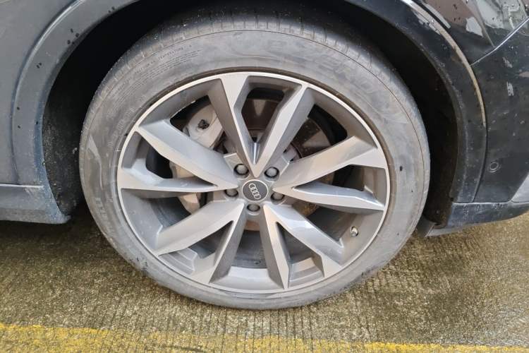 Used Audi Q7 2023 55 TFSI quattro S line Sport Edition Right Front Wheel Hub